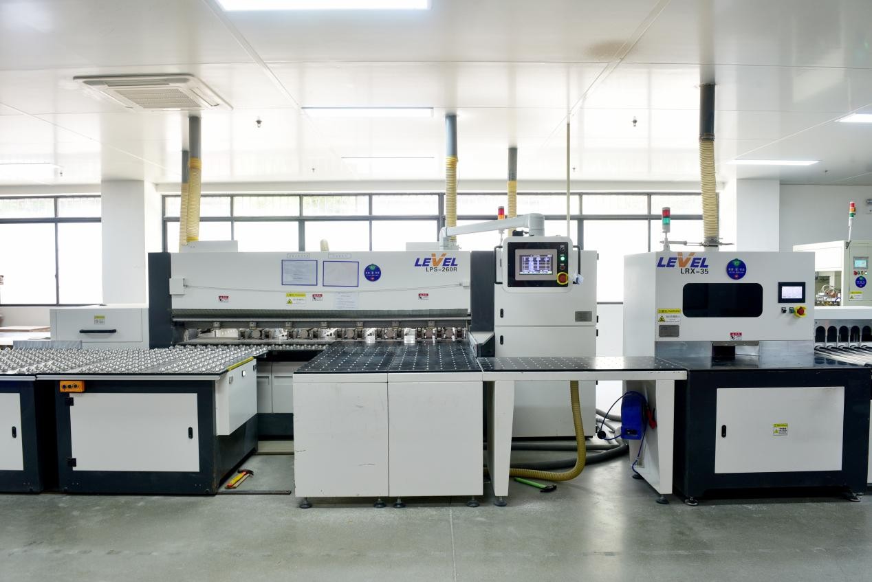 开料：全自动双幅基板开料机（乐维）+数控圆角机（乐维）+磨边机组（吉宏）+开料清洗机（天华）