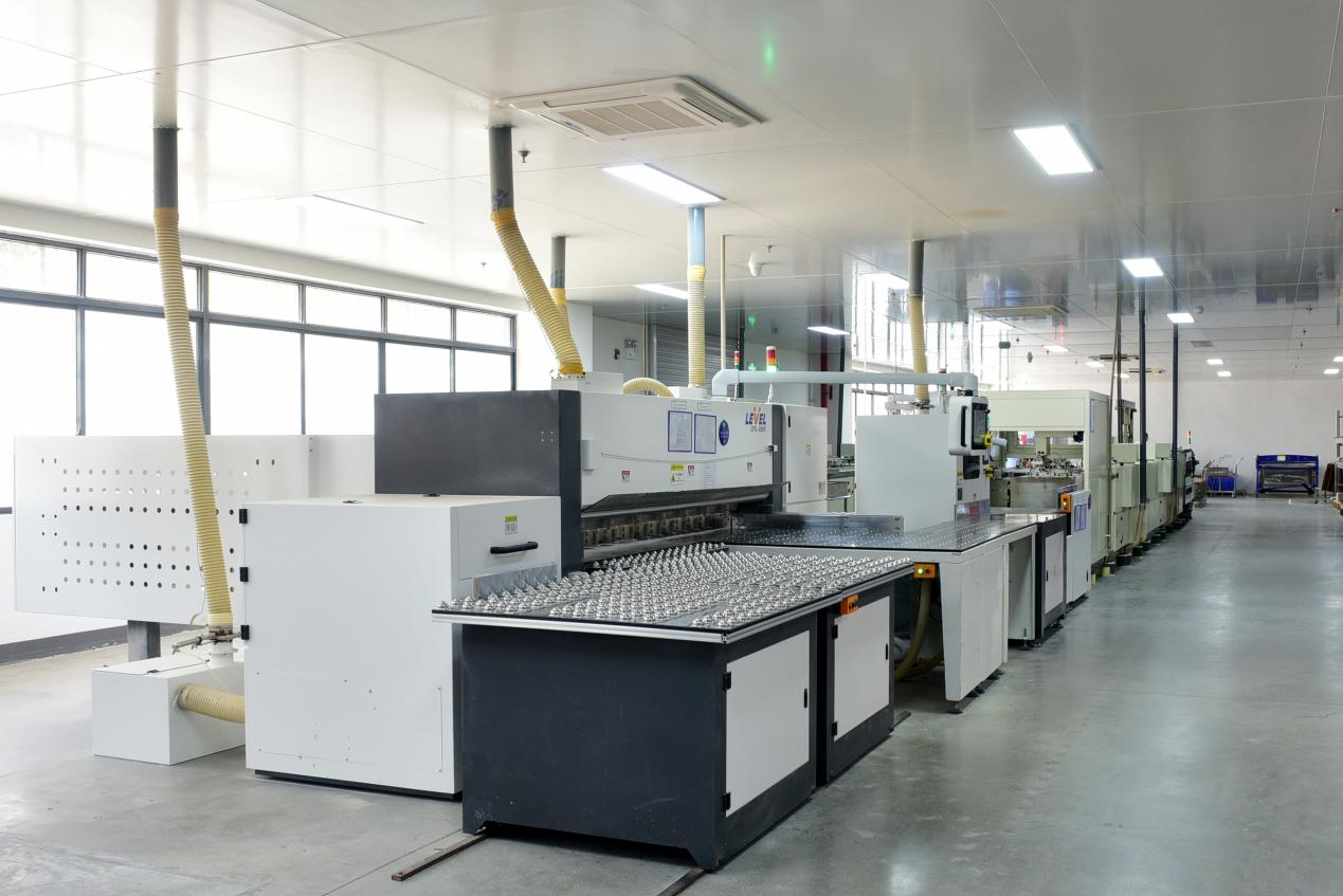 开料：全自动双幅基板开料机（乐维）+数控圆角机（乐维）+磨边机组（吉宏）+开料清洗机（天华）